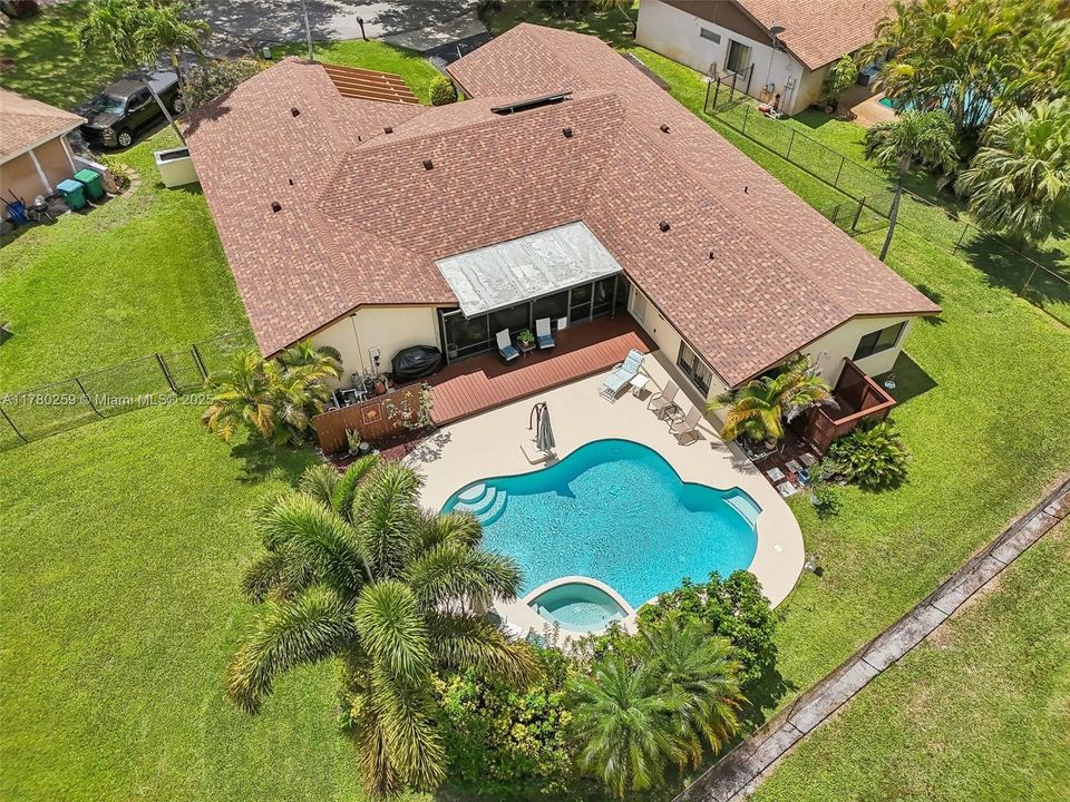 Recently Sold: $915,000 (4 beds, 3 baths, 2603 Square Feet)