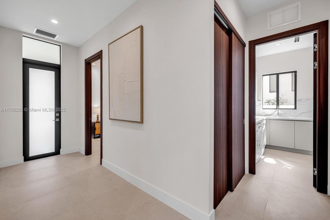 Vendido Recientemente: $4,250,000 (4 camas, 4 baños, 3774 Pies cuadrados)