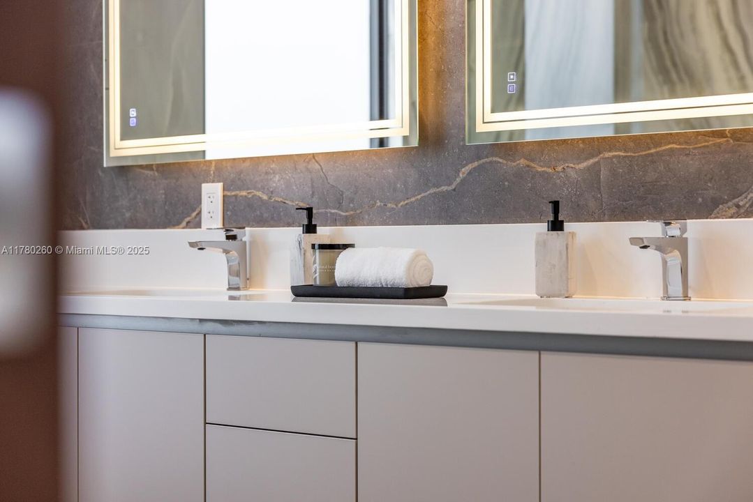 Vendido Recientemente: $4,250,000 (4 camas, 4 baños, 3774 Pies cuadrados)