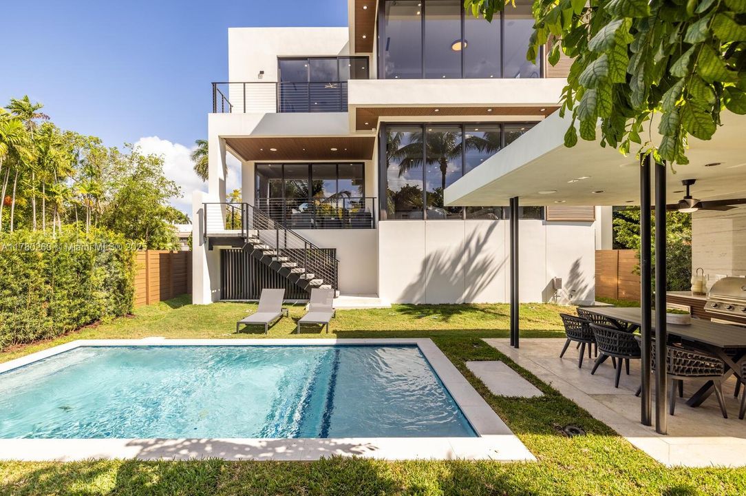 Vendido Recientemente: $4,250,000 (4 camas, 4 baños, 3774 Pies cuadrados)