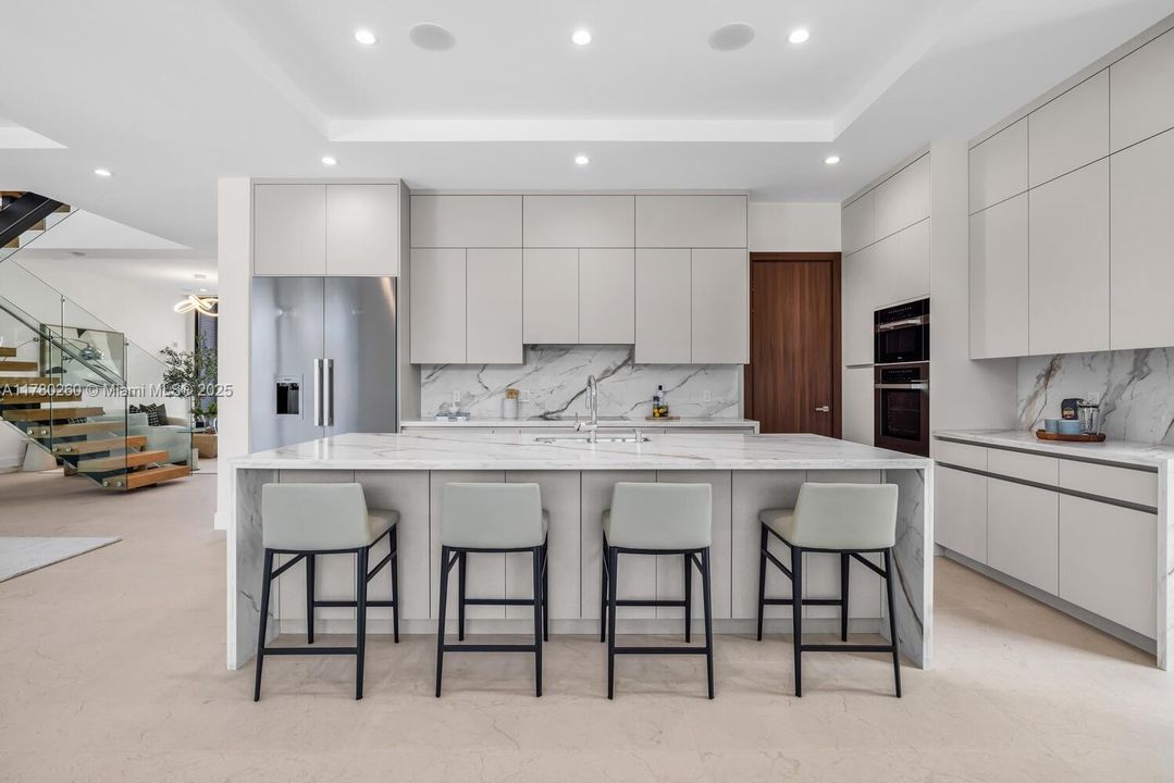 Vendido Recientemente: $4,250,000 (4 camas, 4 baños, 3774 Pies cuadrados)