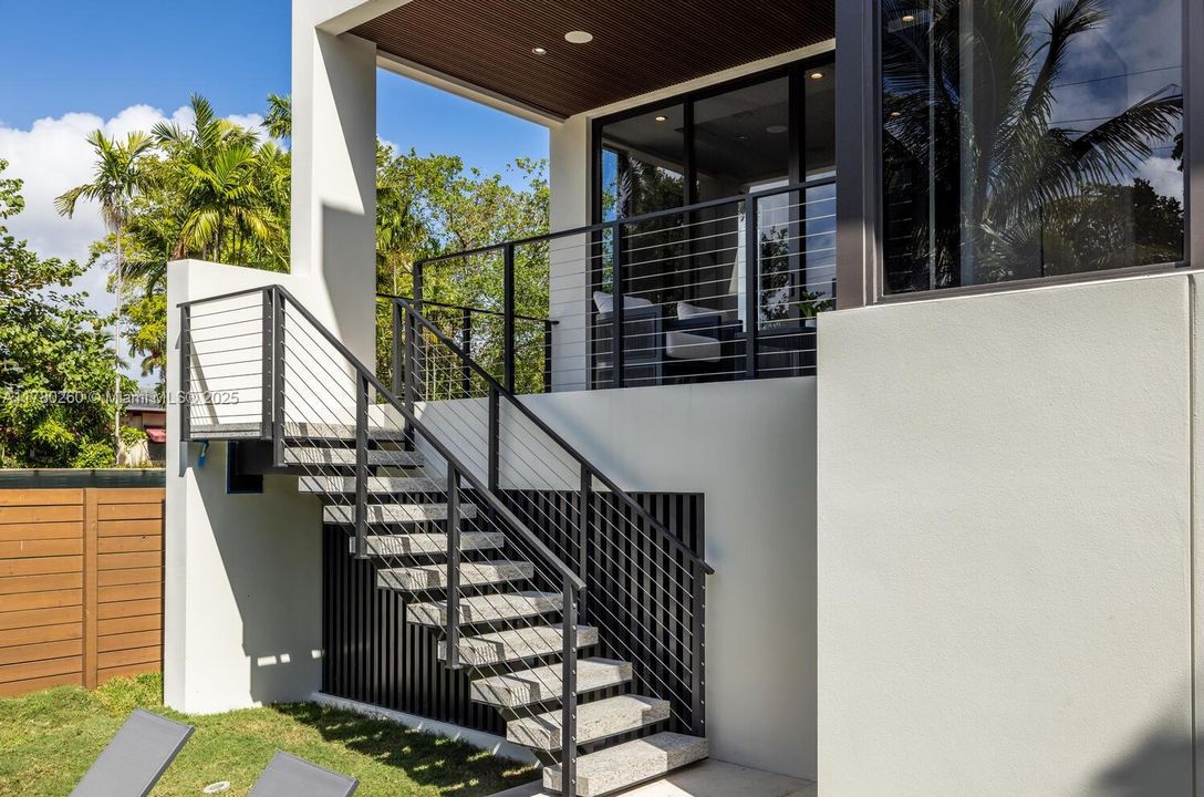 Vendido Recientemente: $4,250,000 (4 camas, 4 baños, 3774 Pies cuadrados)