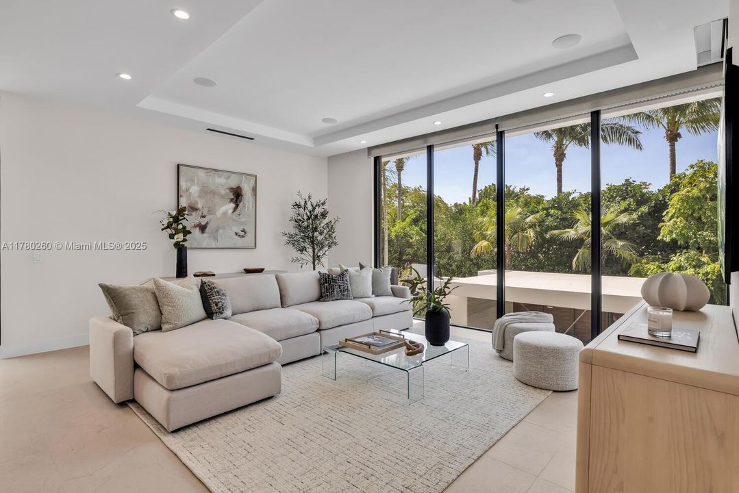 Vendido Recientemente: $4,250,000 (4 camas, 4 baños, 3774 Pies cuadrados)