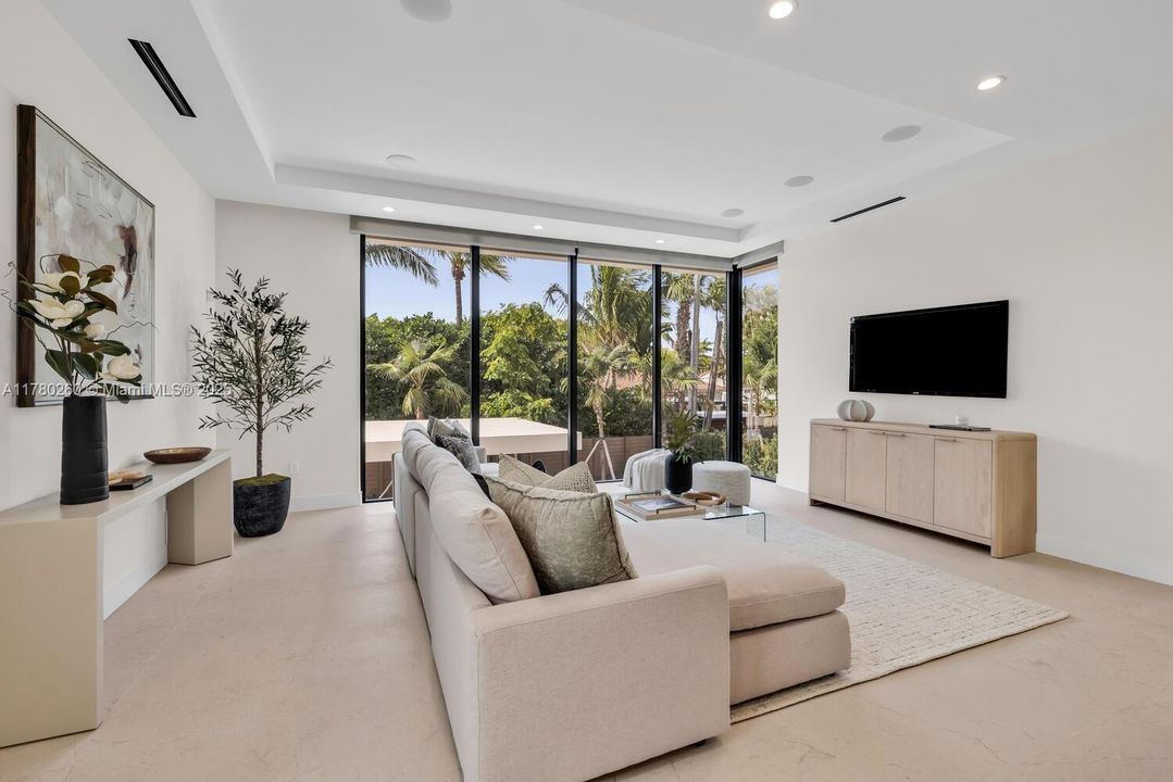 Vendido Recientemente: $4,250,000 (4 camas, 4 baños, 3774 Pies cuadrados)