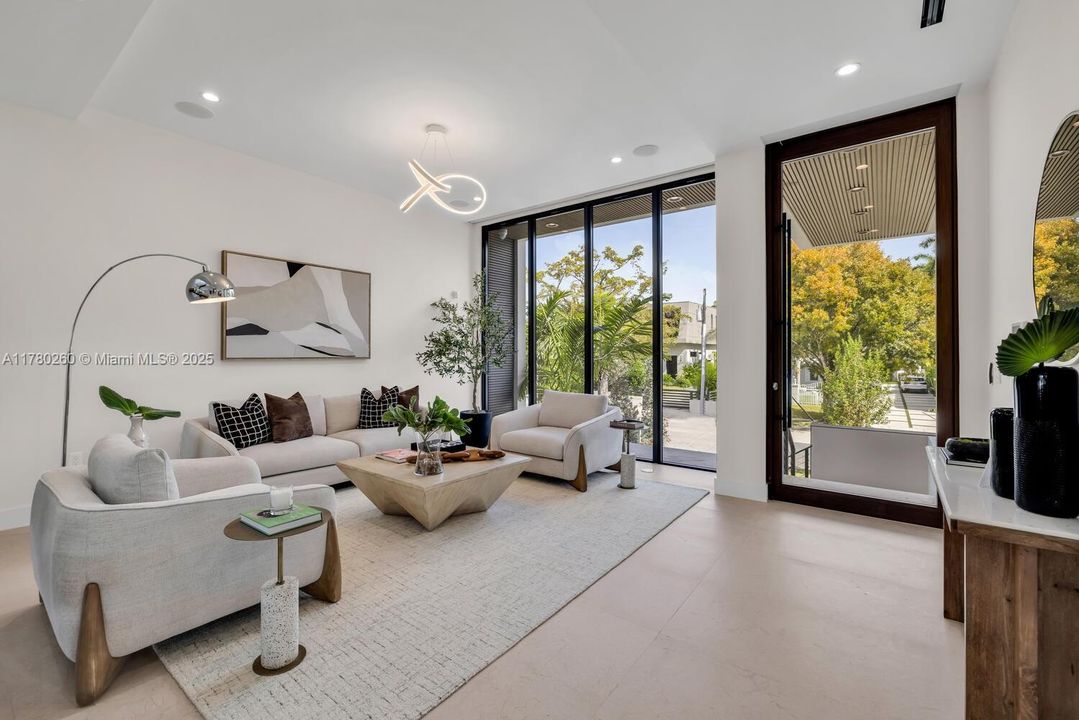 Vendido Recientemente: $4,250,000 (4 camas, 4 baños, 3774 Pies cuadrados)