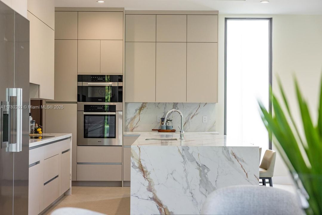 Vendido Recientemente: $4,250,000 (4 camas, 4 baños, 3774 Pies cuadrados)