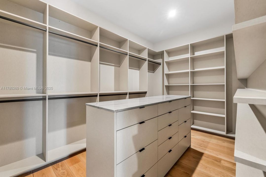 Vendido Recientemente: $4,250,000 (4 camas, 4 baños, 3774 Pies cuadrados)