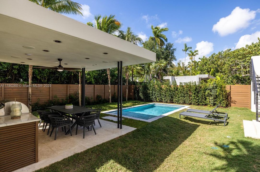 Vendido Recientemente: $4,250,000 (4 camas, 4 baños, 3774 Pies cuadrados)