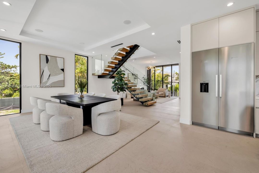 Vendido Recientemente: $4,250,000 (4 camas, 4 baños, 3774 Pies cuadrados)