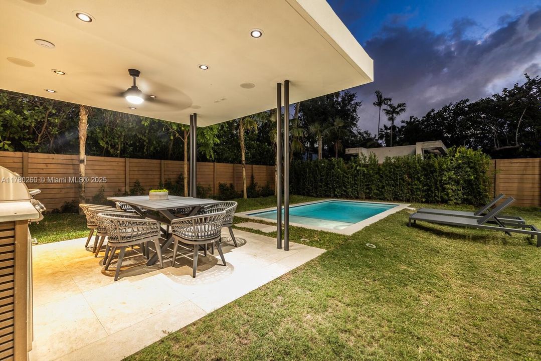 Vendido Recientemente: $4,250,000 (4 camas, 4 baños, 3774 Pies cuadrados)