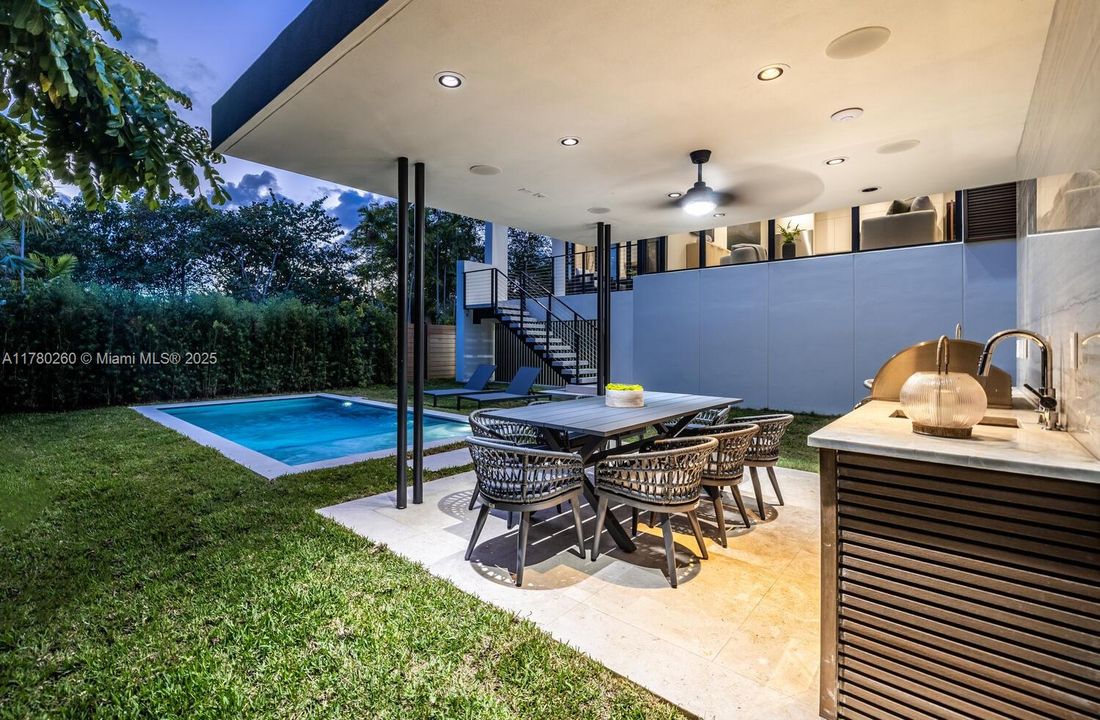 Vendido Recientemente: $4,250,000 (4 camas, 4 baños, 3774 Pies cuadrados)