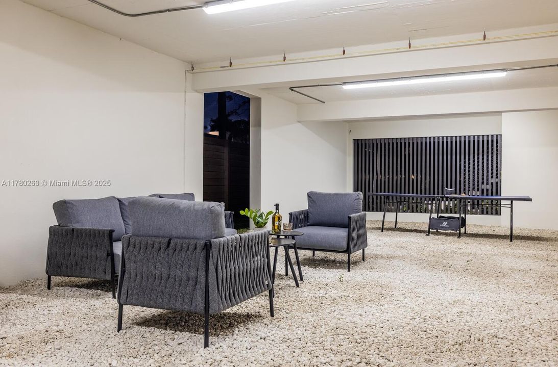 Vendido Recientemente: $4,250,000 (4 camas, 4 baños, 3774 Pies cuadrados)