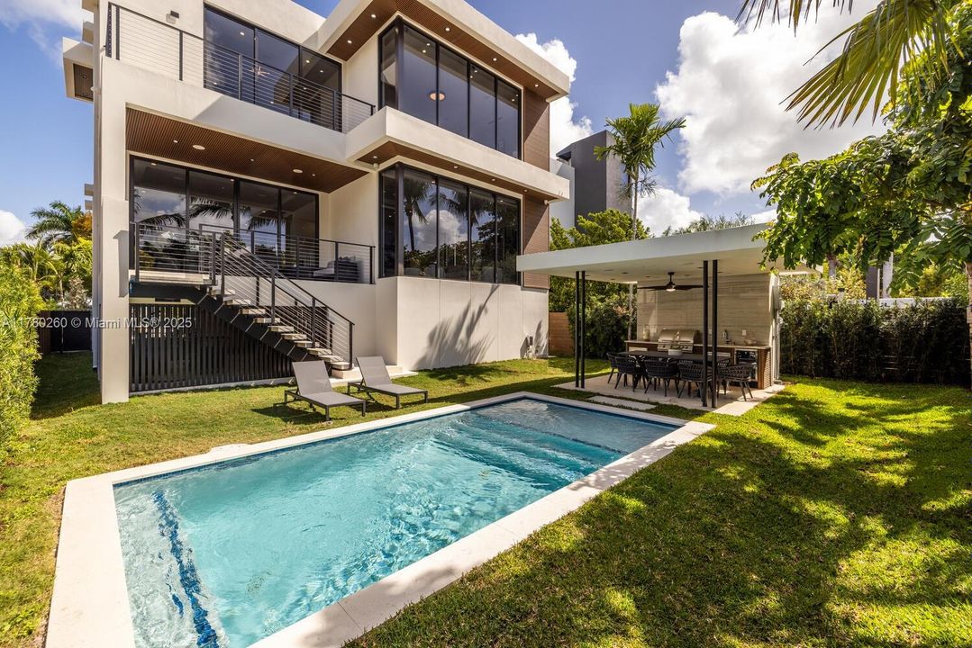 Vendido Recientemente: $4,250,000 (4 camas, 4 baños, 3774 Pies cuadrados)