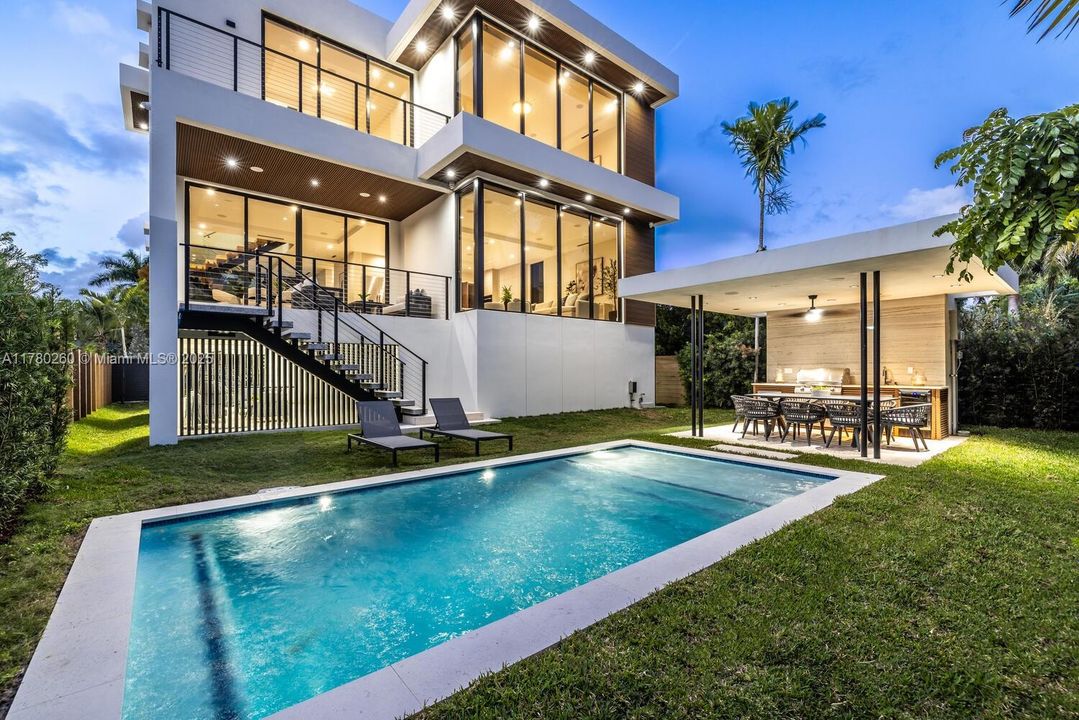 Vendido Recientemente: $4,250,000 (4 camas, 4 baños, 3774 Pies cuadrados)