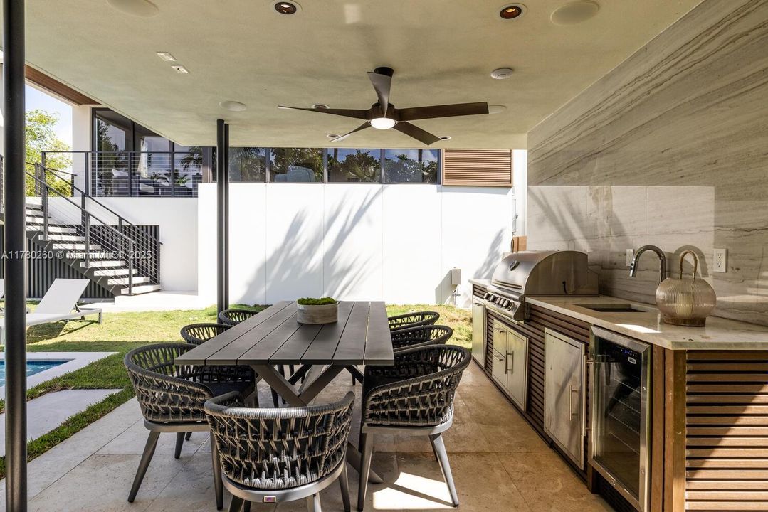 Vendido Recientemente: $4,250,000 (4 camas, 4 baños, 3774 Pies cuadrados)