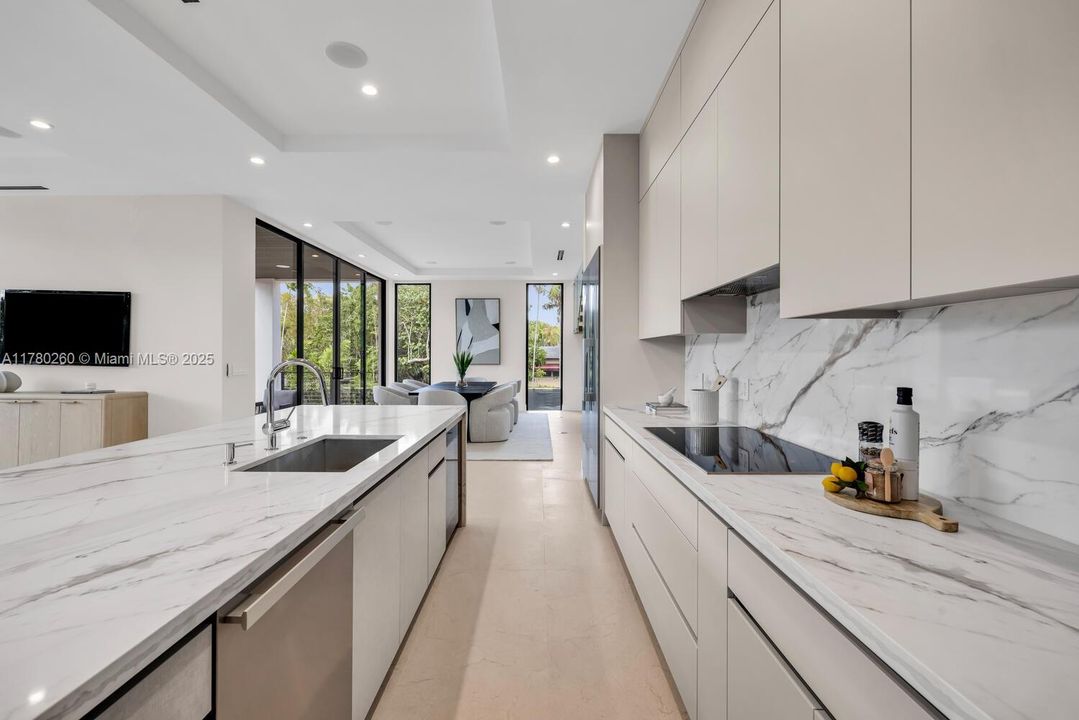 Vendido Recientemente: $4,250,000 (4 camas, 4 baños, 3774 Pies cuadrados)