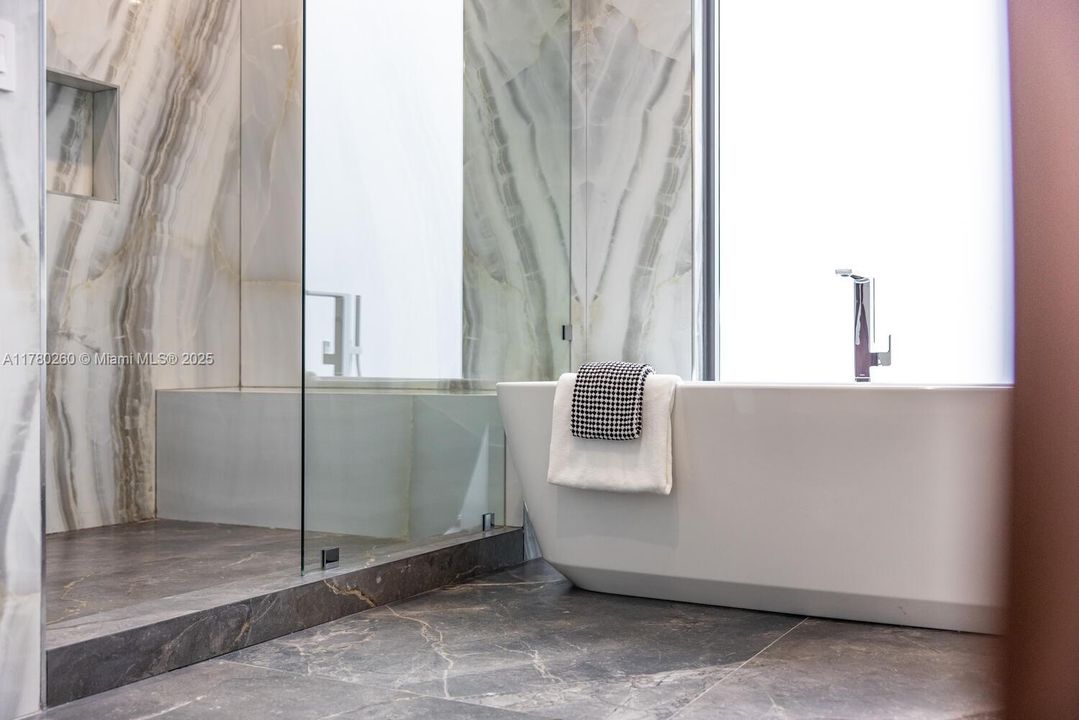 Vendido Recientemente: $4,250,000 (4 camas, 4 baños, 3774 Pies cuadrados)