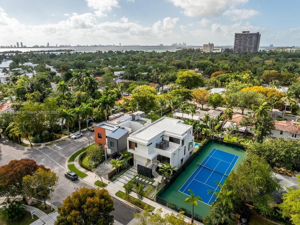 Vendido Recientemente: $4,250,000 (4 camas, 4 baños, 3774 Pies cuadrados)