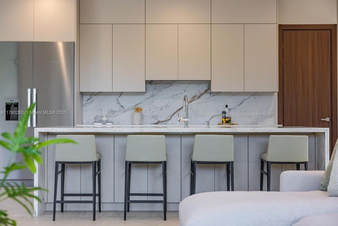 Vendido Recientemente: $4,250,000 (4 camas, 4 baños, 3774 Pies cuadrados)