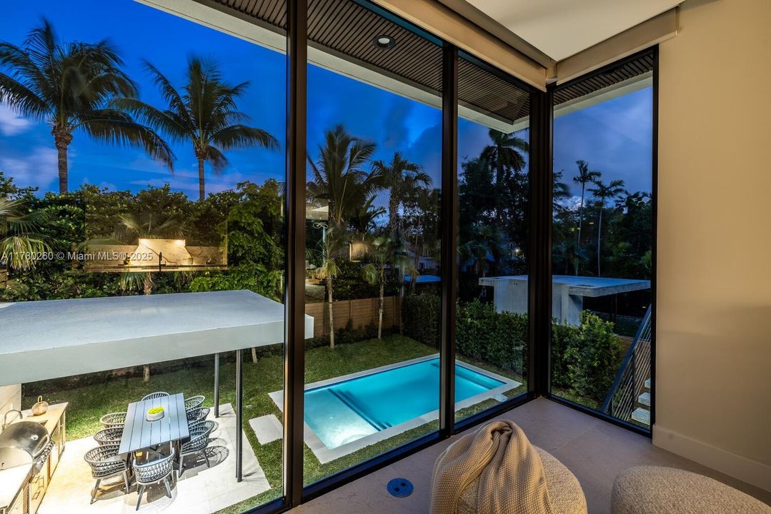 Vendido Recientemente: $4,250,000 (4 camas, 4 baños, 3774 Pies cuadrados)