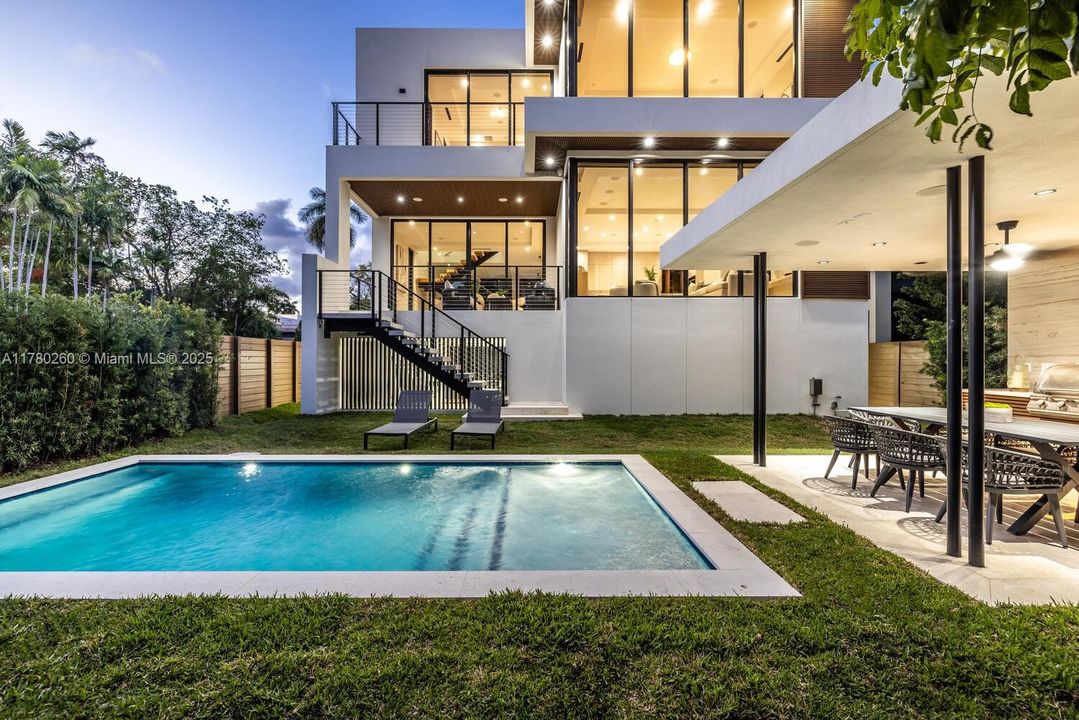 Vendido Recientemente: $4,250,000 (4 camas, 4 baños, 3774 Pies cuadrados)