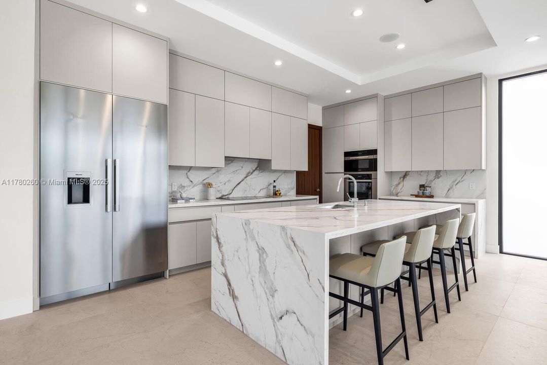 Vendido Recientemente: $4,250,000 (4 camas, 4 baños, 3774 Pies cuadrados)