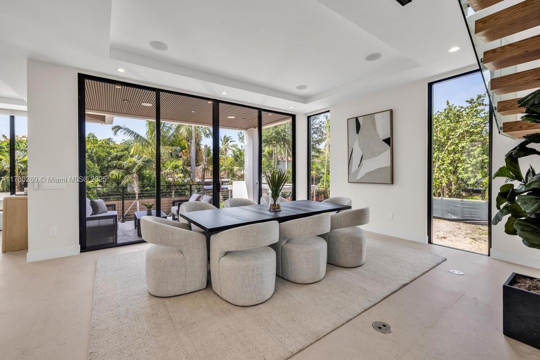 Vendido Recientemente: $4,250,000 (4 camas, 4 baños, 3774 Pies cuadrados)