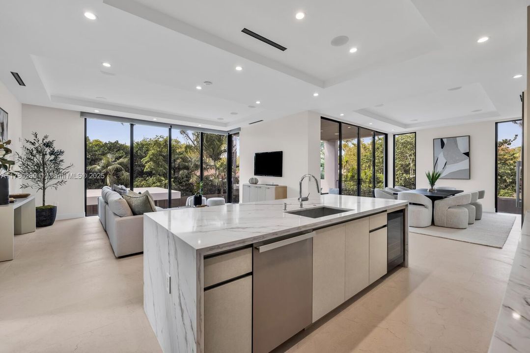 Vendido Recientemente: $4,250,000 (4 camas, 4 baños, 3774 Pies cuadrados)