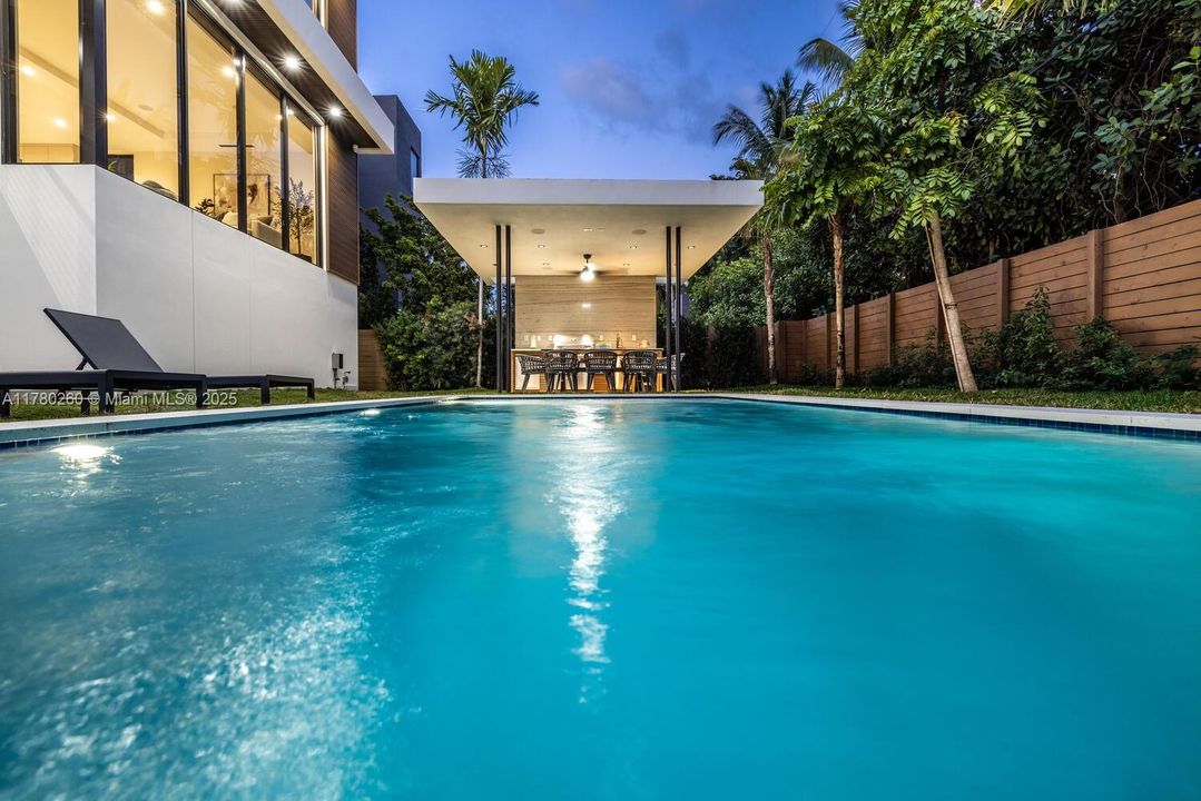 Vendido Recientemente: $4,250,000 (4 camas, 4 baños, 3774 Pies cuadrados)