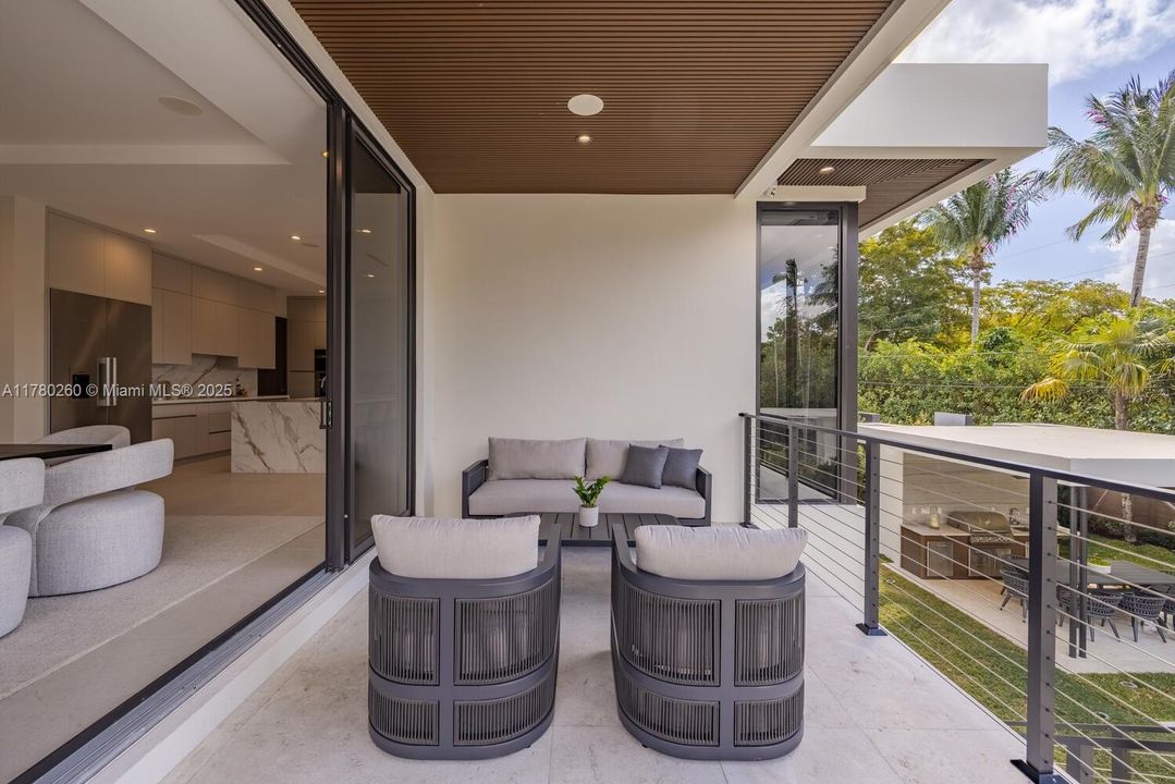 Vendido Recientemente: $4,250,000 (4 camas, 4 baños, 3774 Pies cuadrados)