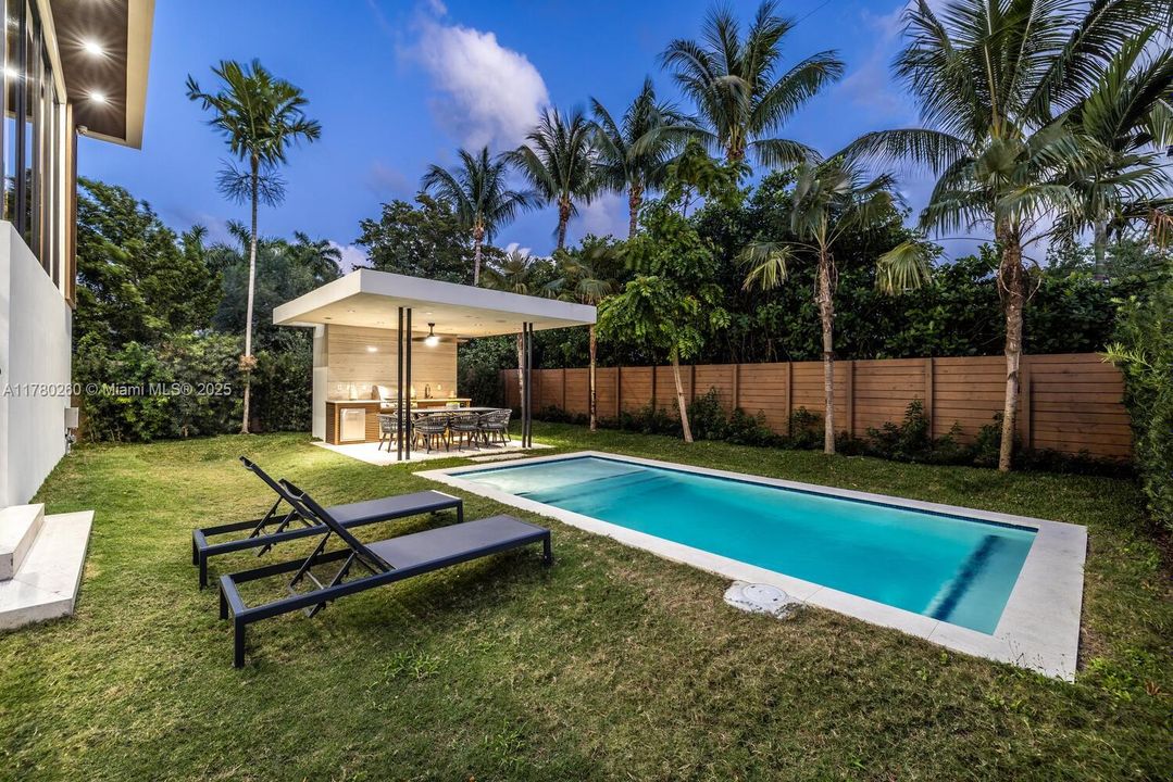 Vendido Recientemente: $4,250,000 (4 camas, 4 baños, 3774 Pies cuadrados)