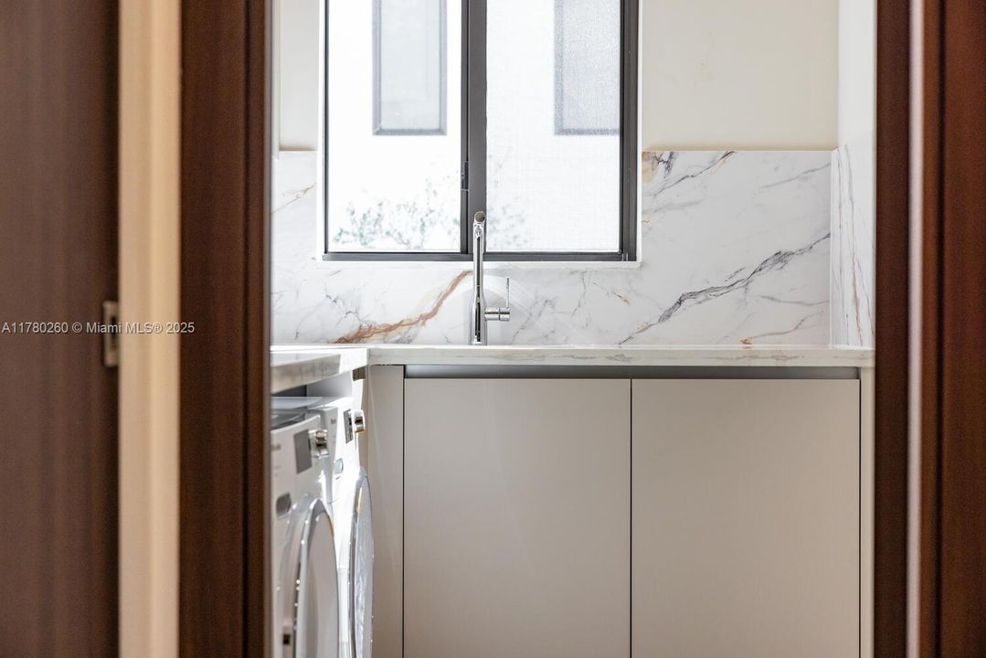 Vendido Recientemente: $4,250,000 (4 camas, 4 baños, 3774 Pies cuadrados)