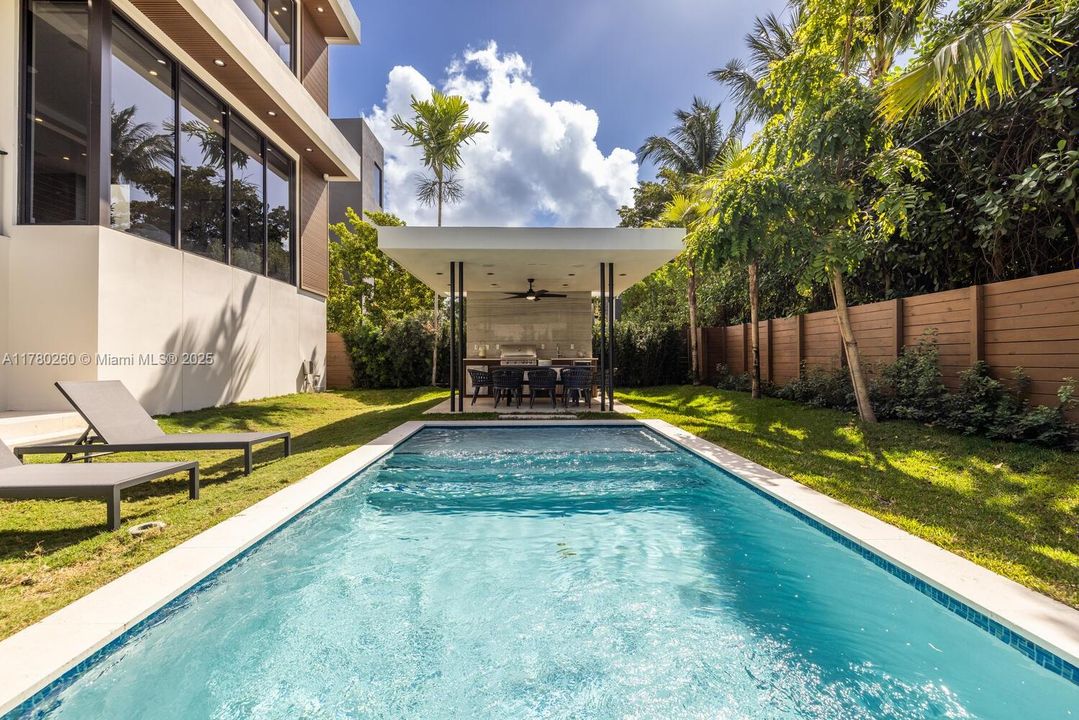 Vendido Recientemente: $4,250,000 (4 camas, 4 baños, 3774 Pies cuadrados)