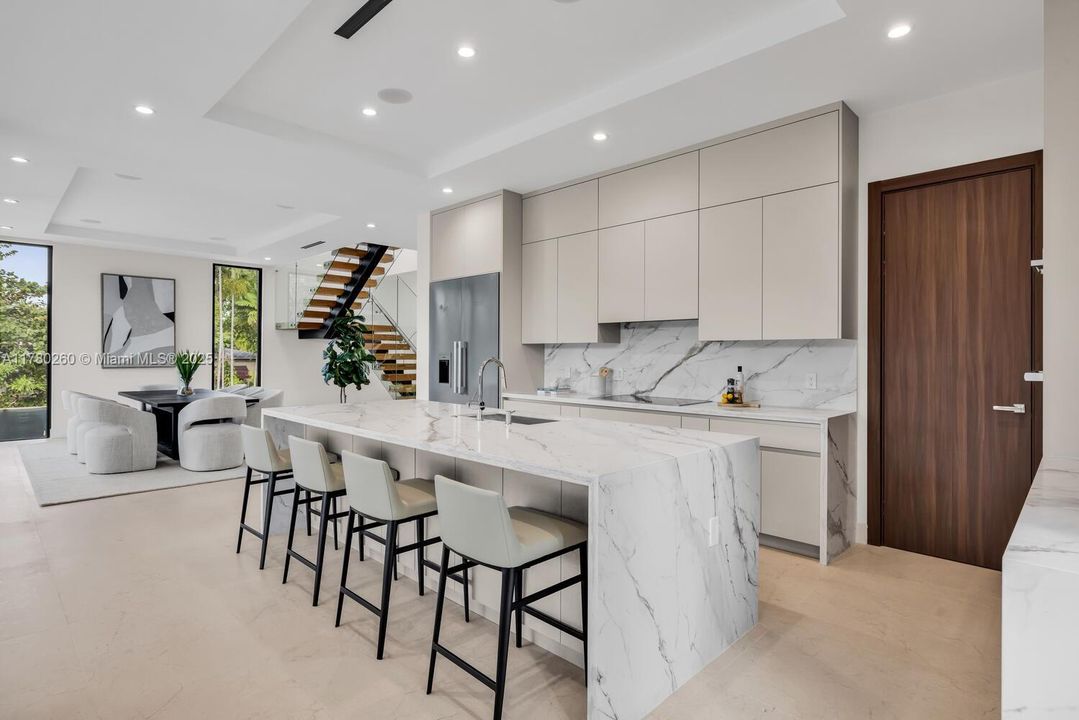 Vendido Recientemente: $4,250,000 (4 camas, 4 baños, 3774 Pies cuadrados)