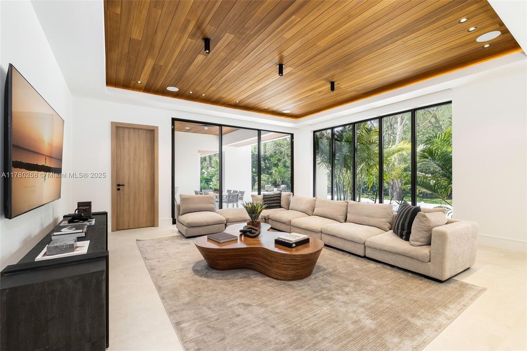 最近售出: $10,995,000 (7 贝兹, 8 浴室, 9357 平方英尺)