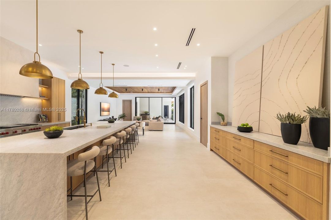 最近售出: $10,995,000 (7 贝兹, 8 浴室, 9357 平方英尺)