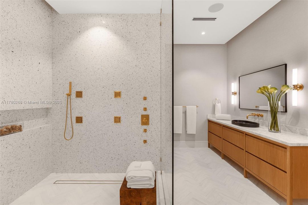 最近售出: $10,995,000 (7 贝兹, 8 浴室, 9357 平方英尺)