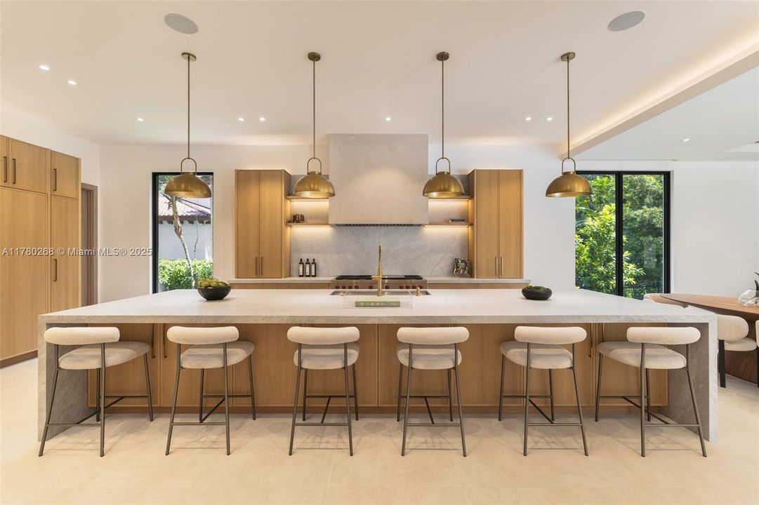 最近售出: $10,995,000 (7 贝兹, 8 浴室, 9357 平方英尺)