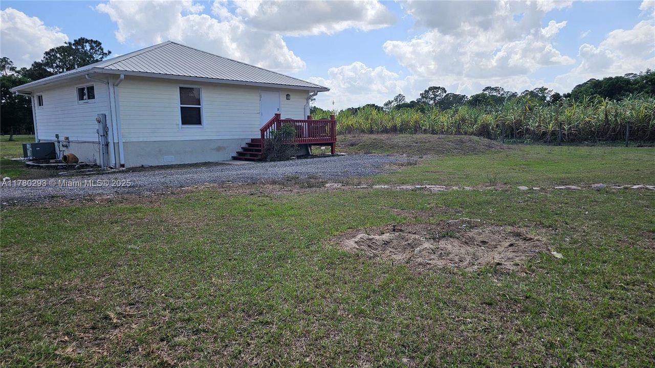 Active With Contract: $290,000 (1 beds, 1 baths, 900 Square Feet)