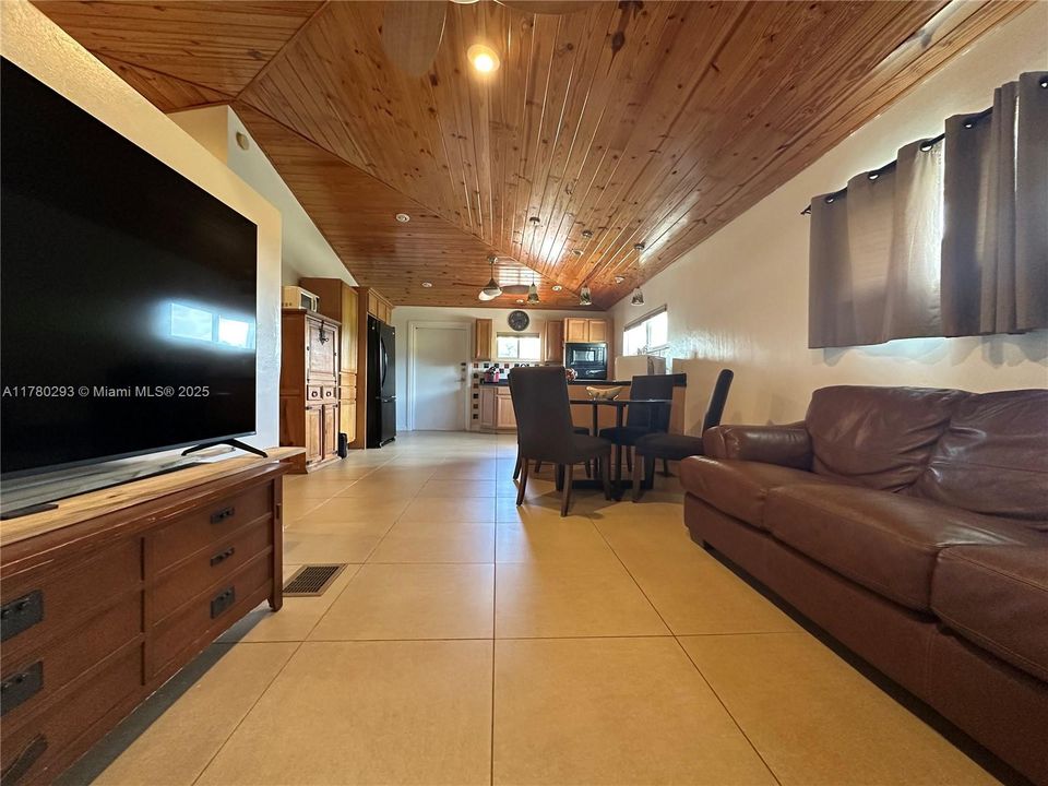 Active With Contract: $290,000 (1 beds, 1 baths, 900 Square Feet)