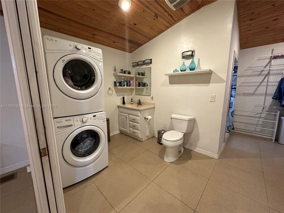 Active With Contract: $290,000 (1 beds, 1 baths, 900 Square Feet)