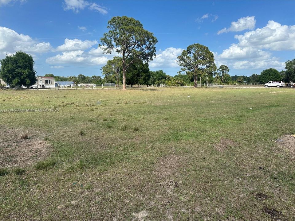 Active With Contract: $290,000 (1 beds, 1 baths, 900 Square Feet)