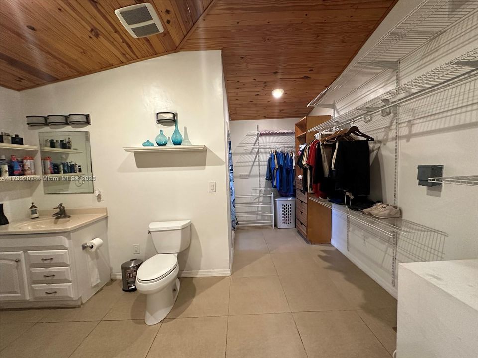 Active With Contract: $290,000 (1 beds, 1 baths, 900 Square Feet)