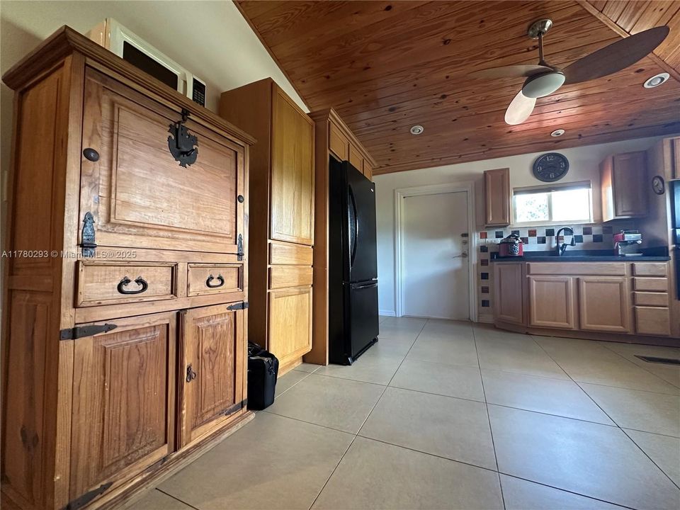 Active With Contract: $290,000 (1 beds, 1 baths, 900 Square Feet)