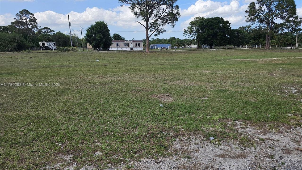 Active With Contract: $290,000 (1 beds, 1 baths, 900 Square Feet)