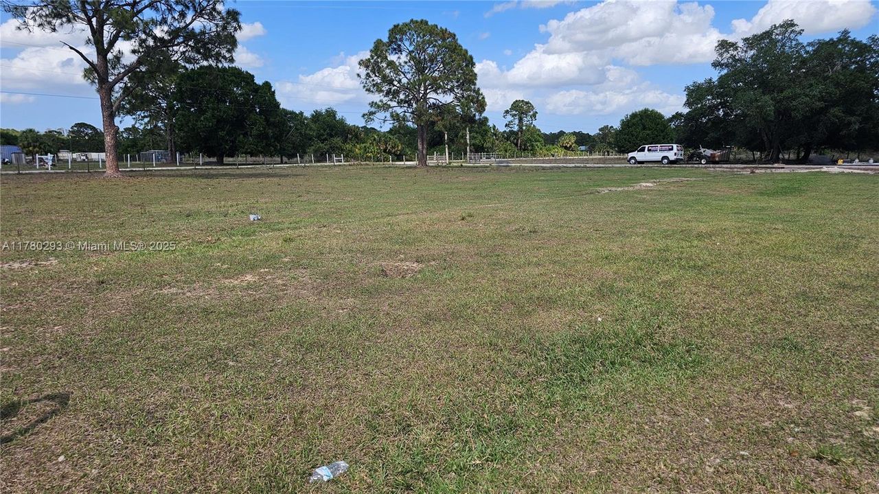 Active With Contract: $290,000 (1 beds, 1 baths, 900 Square Feet)