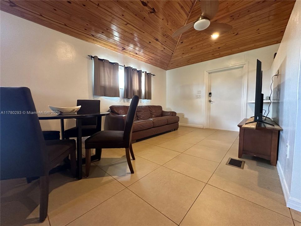 Active With Contract: $290,000 (1 beds, 1 baths, 900 Square Feet)