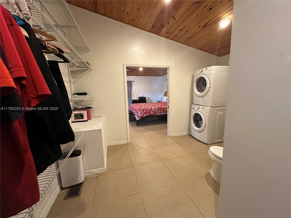 Active With Contract: $290,000 (1 beds, 1 baths, 900 Square Feet)