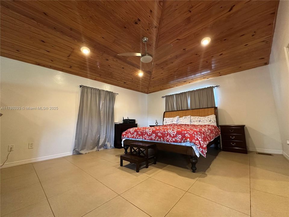 Active With Contract: $290,000 (1 beds, 1 baths, 900 Square Feet)