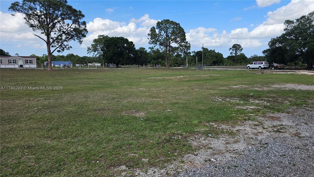 Active With Contract: $290,000 (1 beds, 1 baths, 900 Square Feet)